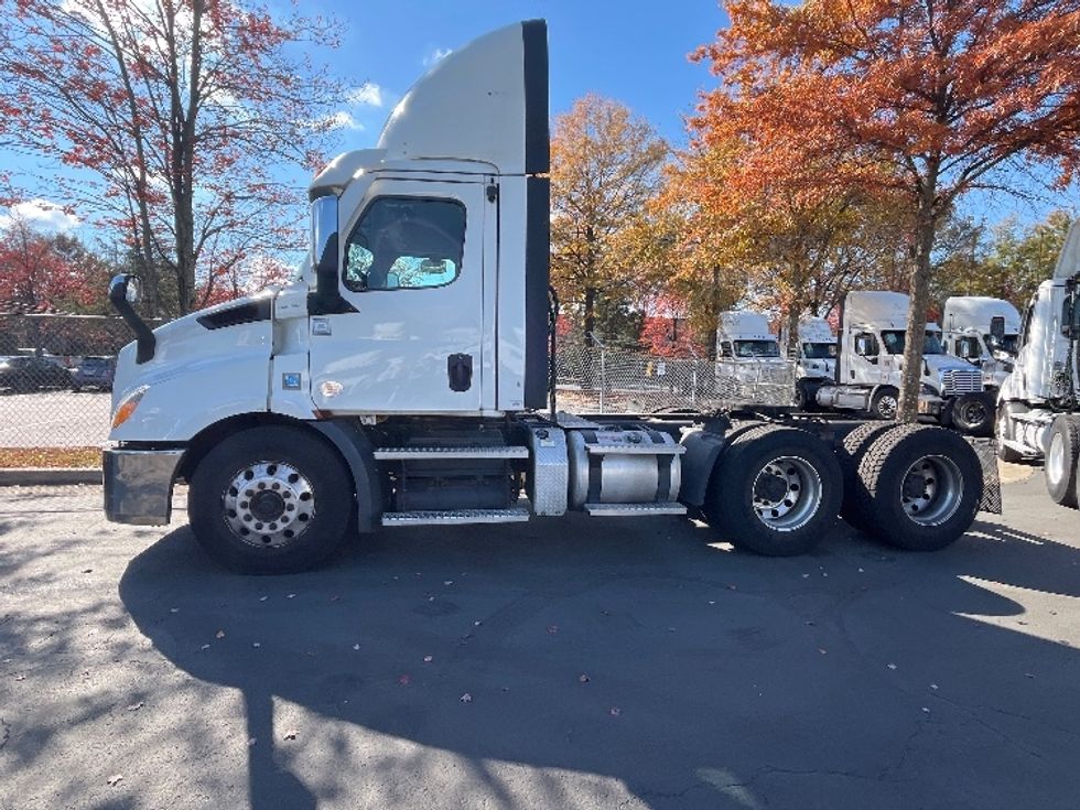 Day Cab Tractor-Heavy Duty Tractors-Freightliner-2021-T11664ST-Sterling-VA-316,654\n\t\tmiles-$ 58,000 - Image 4