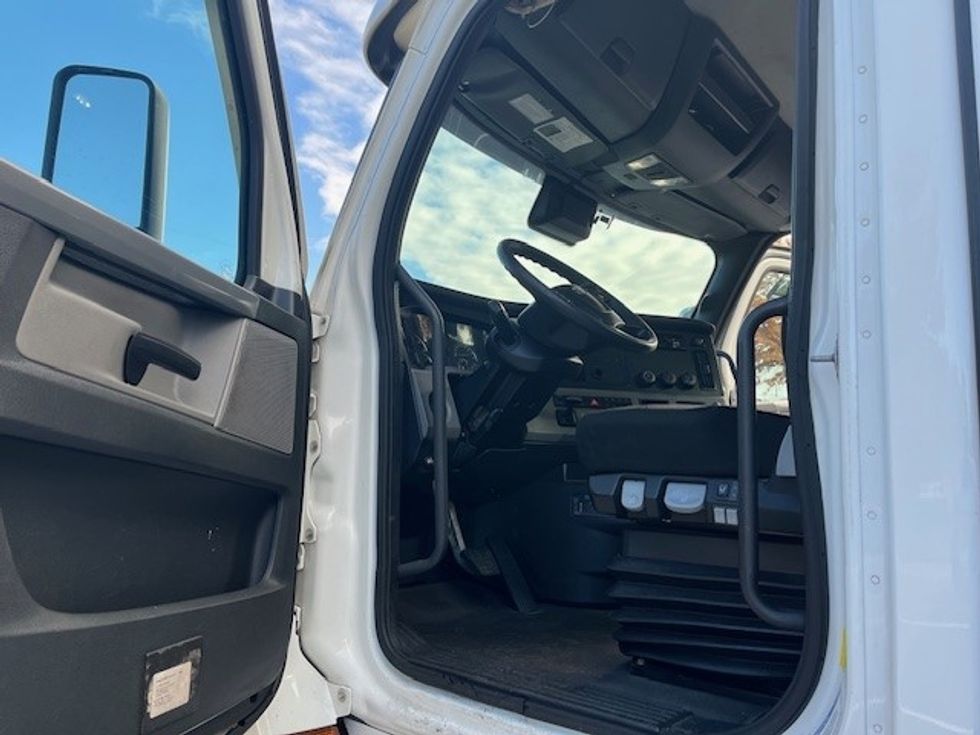 Day Cab Tractor-Heavy Duty Tractors-Freightliner-2021-T11664ST-Sterling-VA-316,654\n\t\tmiles-$ 58,000 - Image 8