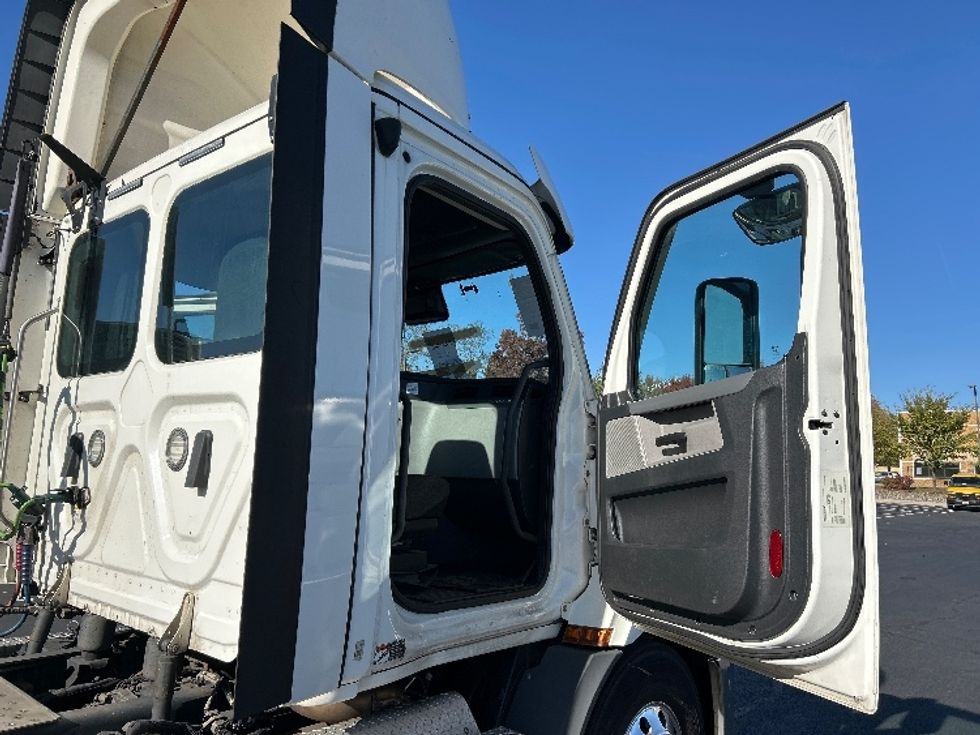 Day Cab Tractor-Heavy Duty Tractors-Freightliner-2021-T11664ST-Sterling-VA-329,922\n\t\tmiles-$ 57,500 - Image 12