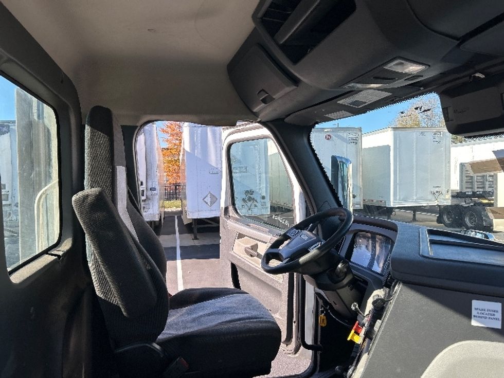 Day Cab Tractor-Heavy Duty Tractors-Freightliner-2021-T11664ST-Sterling-VA-329,922\n\t\tmiles-$ 57,500 - Image 14