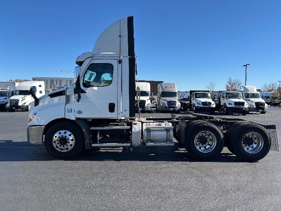 Day Cab Tractor-Heavy Duty Tractors-Freightliner-2021-T11664ST-Sterling-VA-329,922\n\t\tmiles-$ 57,500 - Image 4