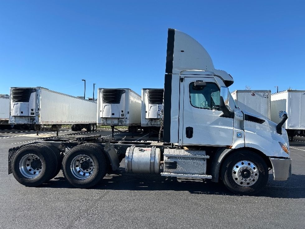 Day Cab Tractor-Heavy Duty Tractors-Freightliner-2021-T11664ST-Sterling-VA-329,922\n\t\tmiles-$ 57,500 - Image 8