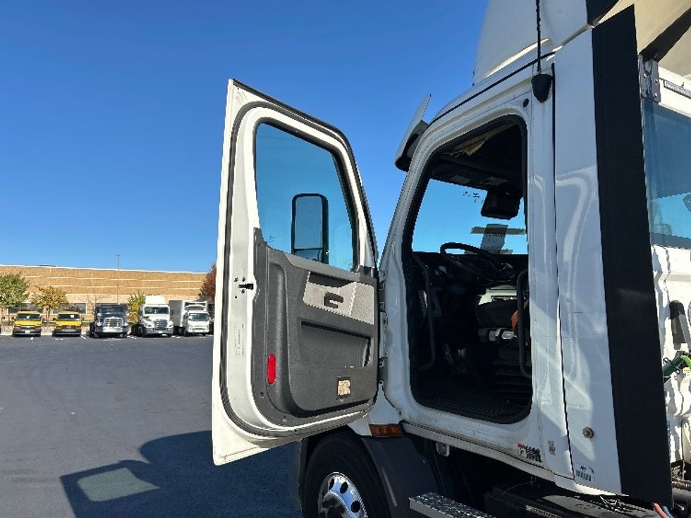 Day Cab Tractor-Heavy Duty Tractors-Freightliner-2021-T11664ST-Sterling-VA-329,922\n\t\tmiles-$ 57,500 - Image 9