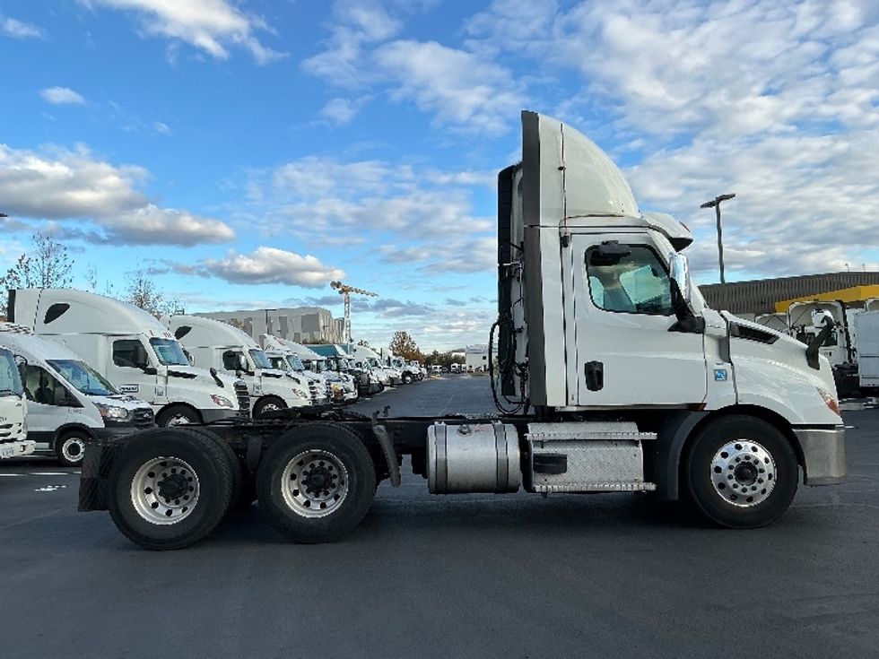Day Cab Tractor-Heavy Duty Tractors-Freightliner-2021-T11664ST-Sterling-VA-357,512\n\t\tmiles-$ 55,750 - Image 8