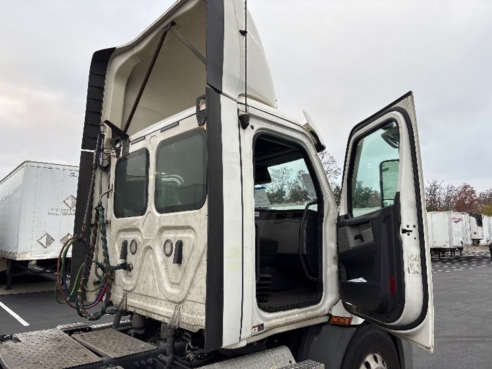 Day Cab Tractor-Heavy Duty Tractors-Freightliner-2021-T11664ST-Sterling-VA-359,364\n\t\tmiles-$ 55,500 - Image 12