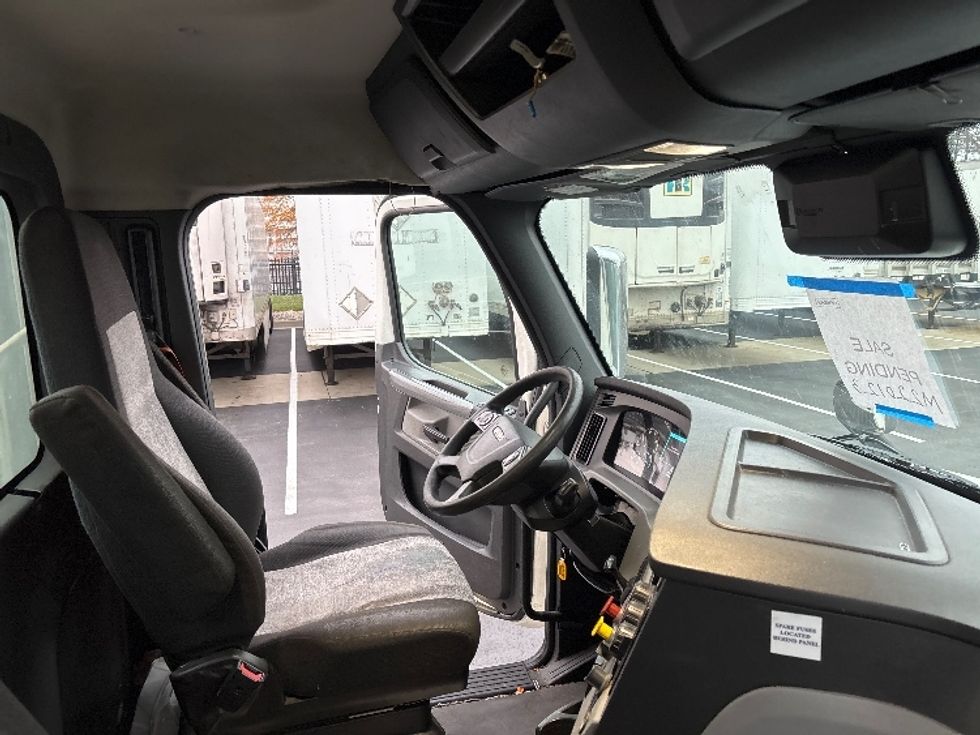 Day Cab Tractor-Heavy Duty Tractors-Freightliner-2021-T11664ST-Sterling-VA-359,364\n\t\tmiles-$ 55,500 - Image 14