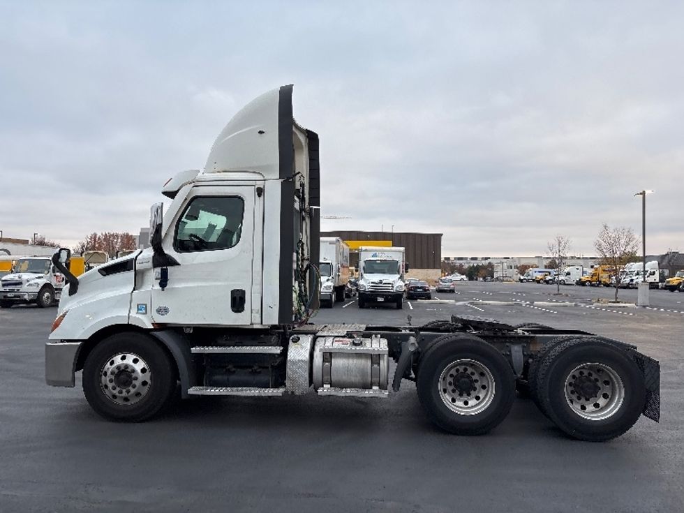 Day Cab Tractor-Heavy Duty Tractors-Freightliner-2021-T11664ST-Sterling-VA-359,364\n\t\tmiles-$ 55,500 - Image 4