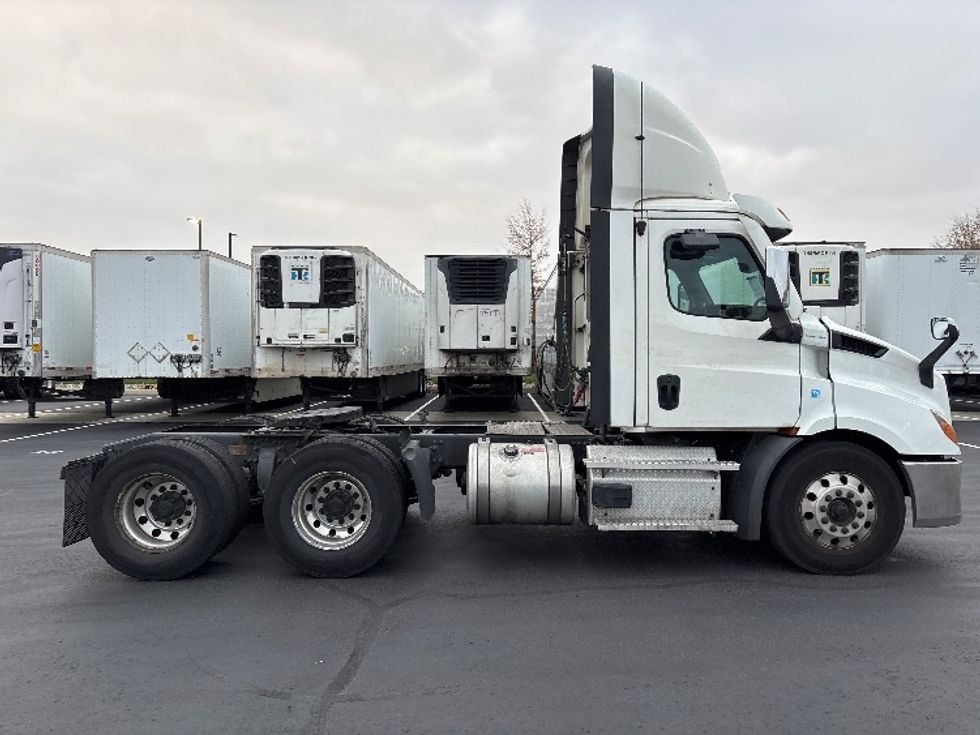 Day Cab Tractor-Heavy Duty Tractors-Freightliner-2021-T11664ST-Sterling-VA-359,364\n\t\tmiles-$ 55,500 - Image 8