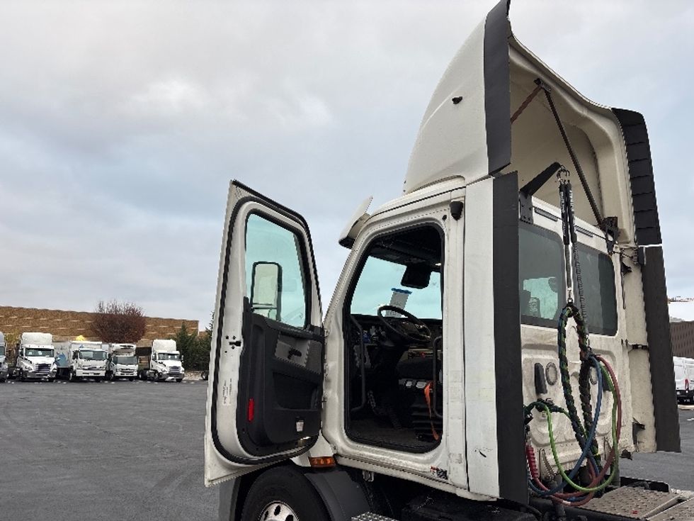 Day Cab Tractor-Heavy Duty Tractors-Freightliner-2021-T11664ST-Sterling-VA-359,364\n\t\tmiles-$ 55,500 - Image 9