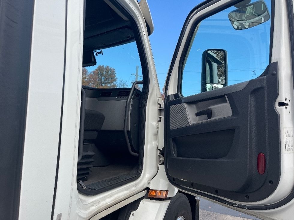 Day Cab Tractor-Heavy Duty Tractors-Freightliner-2021-T11664ST-Sterling-VA-362,041\n\t\tmiles-$ 55,250 - Image 12