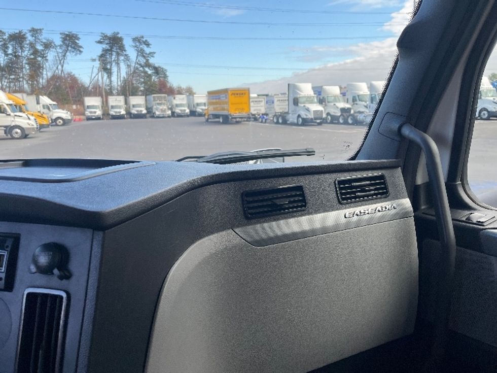 Day Cab Tractor-Heavy Duty Tractors-Freightliner-2021-T11664ST-Sterling-VA-362,041\n\t\tmiles-$ 55,250 - Image 13