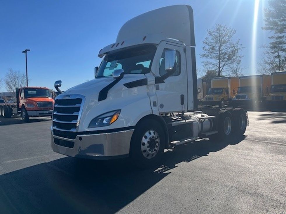 Day Cab Tractor-Heavy Duty Tractors-Freightliner-2021-T11664ST-Sterling-VA-382,077\n\t\tmiles-$ 53,500 - Image 1