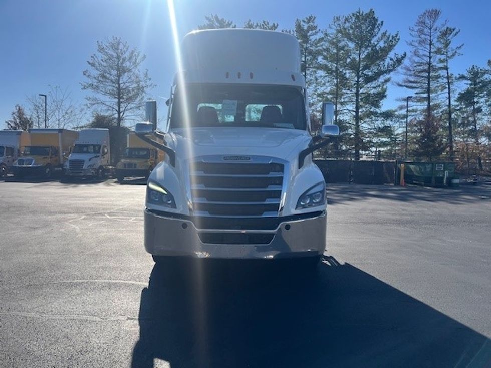 Day Cab Tractor-Heavy Duty Tractors-Freightliner-2021-T11664ST-Sterling-VA-382,077\n\t\tmiles-$ 53,500 - Image 2