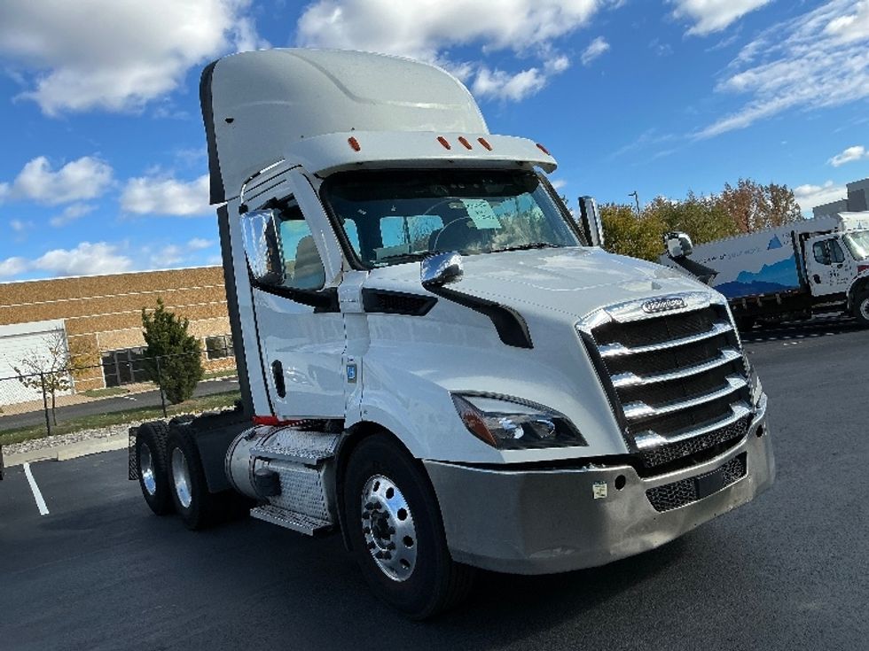 Day Cab Tractor-Heavy Duty Tractors-Freightliner-2021-T11664ST-Sterling-VA-385,186\n\t\tmiles-$ 53,250 - Image 1