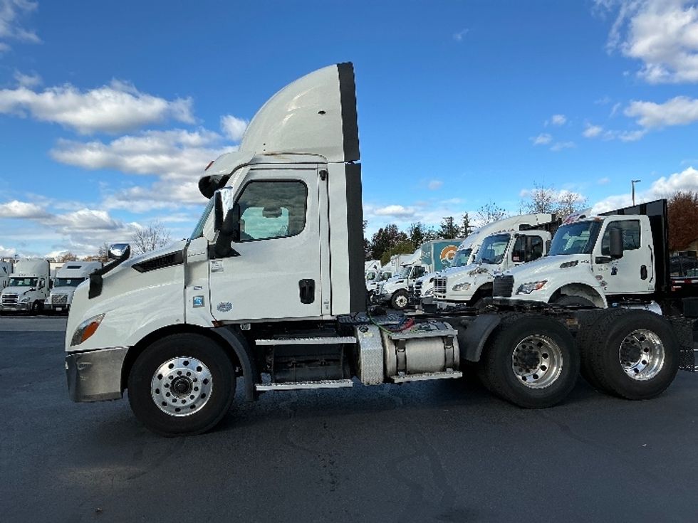 Day Cab Tractor-Heavy Duty Tractors-Freightliner-2021-T11664ST-Sterling-VA-385,186\n\t\tmiles-$ 53,250 - Image 4