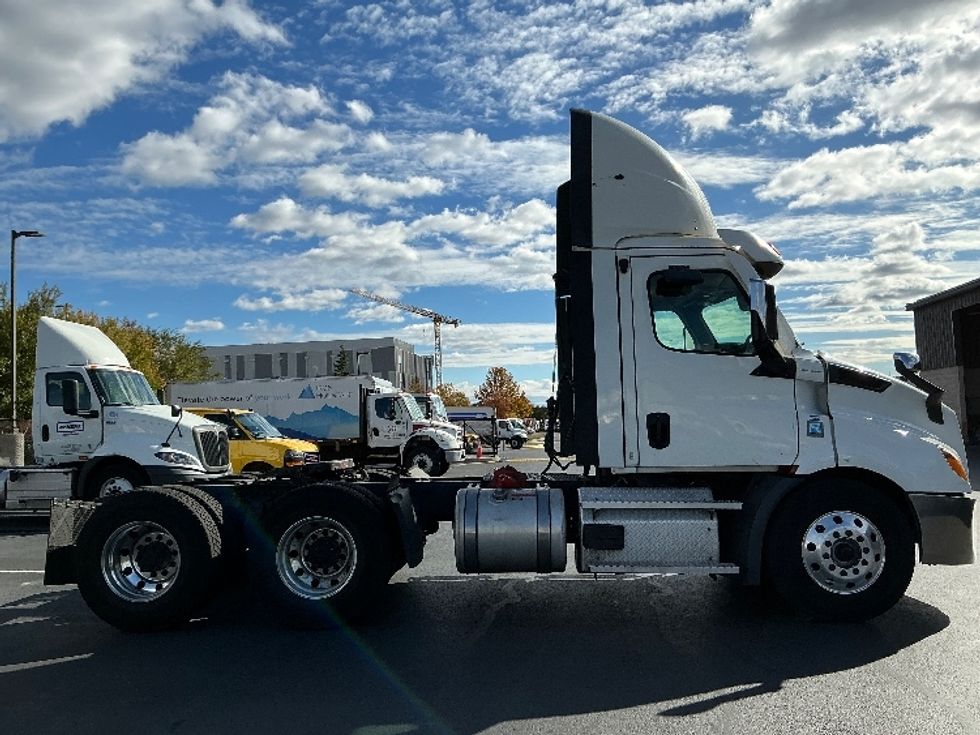 Day Cab Tractor-Heavy Duty Tractors-Freightliner-2021-T11664ST-Sterling-VA-385,186\n\t\tmiles-$ 53,250 - Image 8