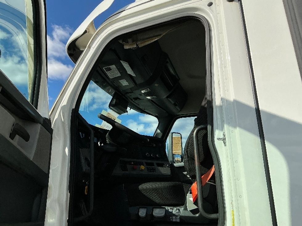 Day Cab Tractor-Heavy Duty Tractors-Freightliner-2021-T11664ST-Sterling-VA-385,186\n\t\tmiles-$ 53,250 - Image 9