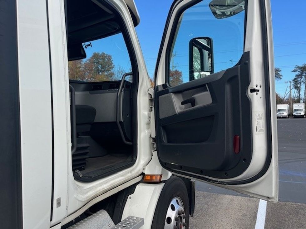 Day Cab Tractor-Heavy Duty Tractors-Freightliner-2021-T11664ST-Sterling-VA-414,581\n\t\tmiles-$ 50,500 - Image 12