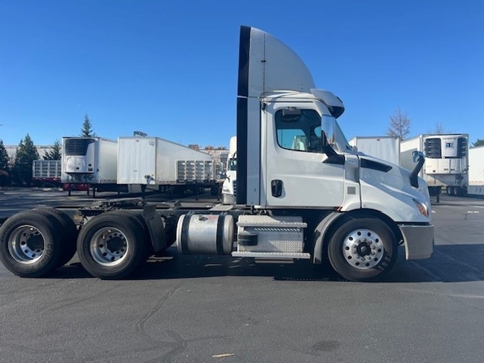 Day Cab Tractor-Heavy Duty Tractors-Freightliner-2021-T11664ST-Sterling-VA-414,581\n\t\tmiles-$ 50,500 - Image 4
