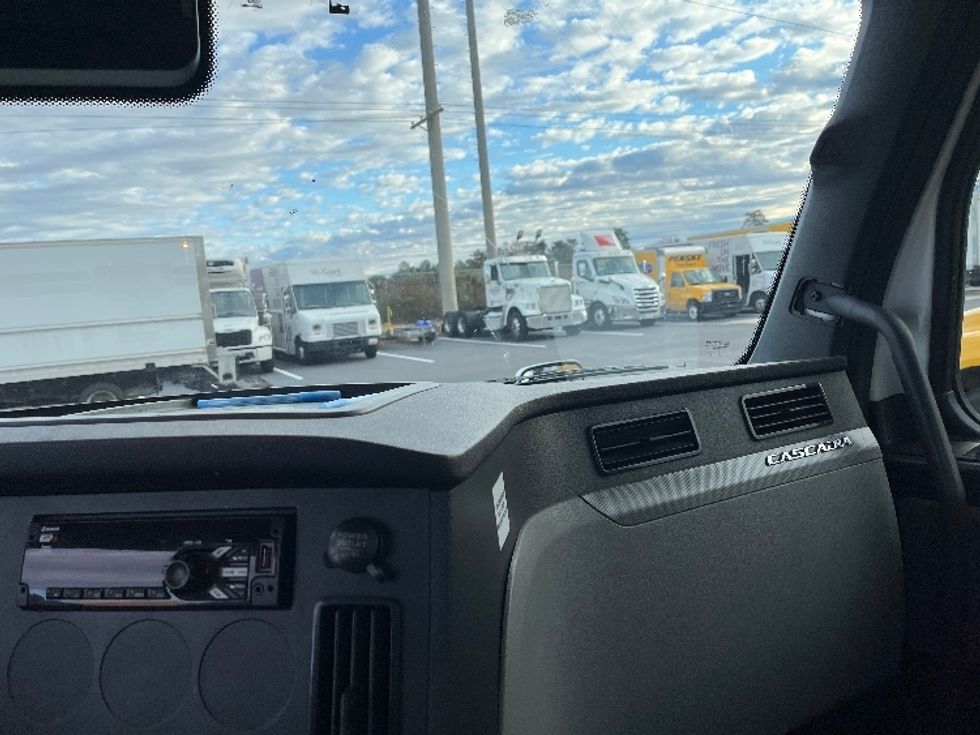 Day Cab Tractor-Heavy Duty Tractors-Freightliner-2021-T11664ST-Sterling-VA-437,623\n\t\tmiles-$ 48,500 - Image 10