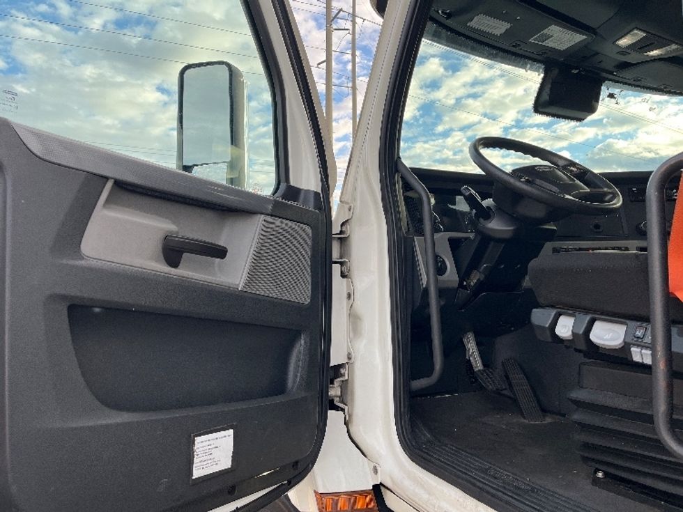 Day Cab Tractor-Heavy Duty Tractors-Freightliner-2021-T11664ST-Sterling-VA-437,623\n\t\tmiles-$ 48,500 - Image 6