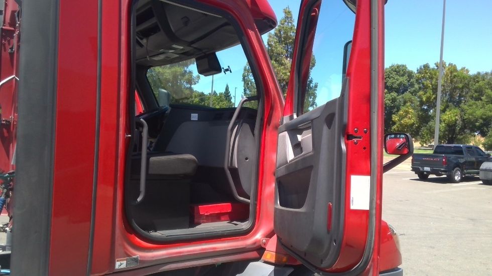 Day Cab Tractor-Heavy Duty Tractors-Freightliner-2021-T11664ST-Stockton-CA-183,006\n\t\tmiles-$ 69,750 - Image 12