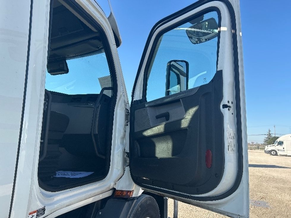 Day Cab Tractor-Heavy Duty Tractors-Freightliner-2021-T11664ST-Sturtevant-WI-477,775\n\t\tmiles-$ 47,000 - Image 12