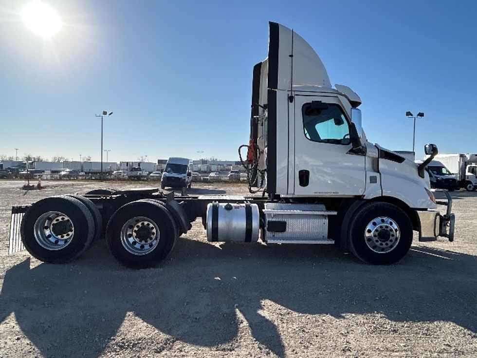Day Cab Tractor-Heavy Duty Tractors-Freightliner-2021-T11664ST-Sturtevant-WI-477,775\n\t\tmiles-$ 47,000 - Image 8