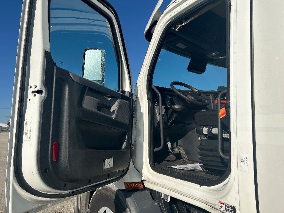 Day Cab Tractor-Heavy Duty Tractors-Freightliner-2021-T11664ST-Sturtevant-WI-477,775\n\t\tmiles-$ 47,000 - Image 9