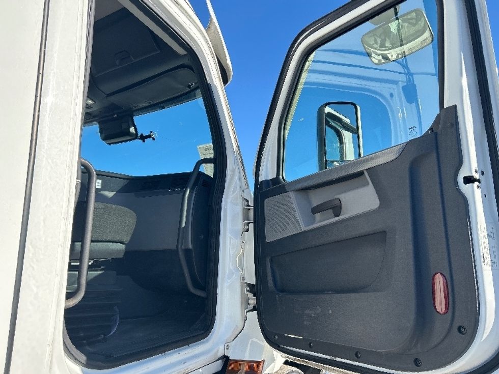 Day Cab Tractor-Heavy Duty Tractors-Freightliner-2021-T11664ST-Sturtevant-WI-496,804\n\t\tmiles-$ 45,000 - Image 12