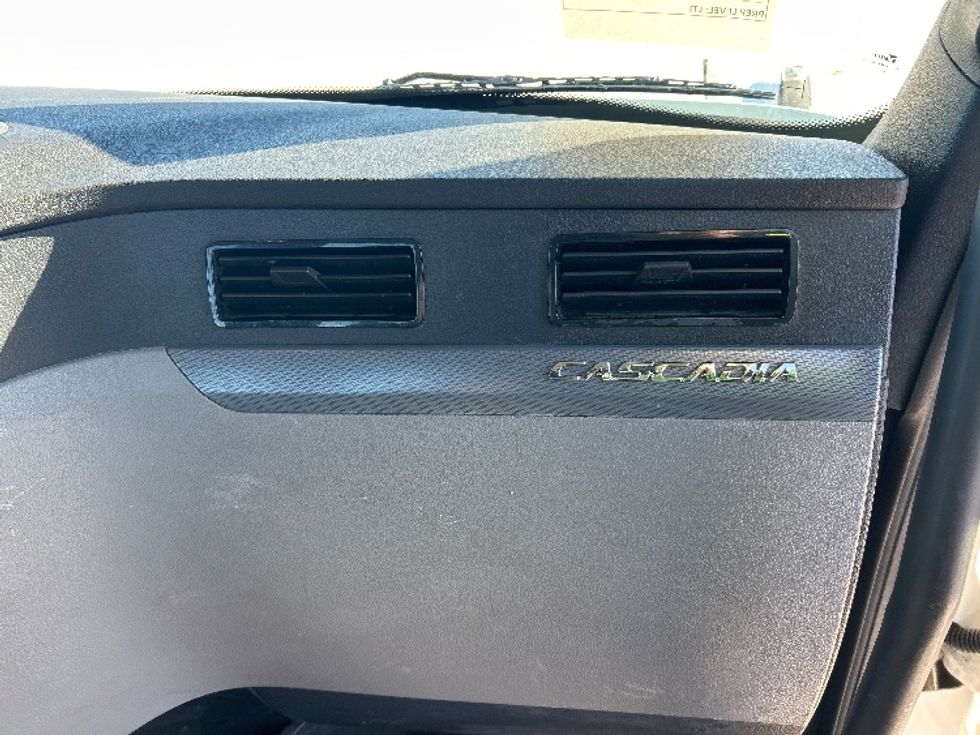 Day Cab Tractor-Heavy Duty Tractors-Freightliner-2021-T11664ST-Sturtevant-WI-496,804\n\t\tmiles-$ 45,000 - Image 13