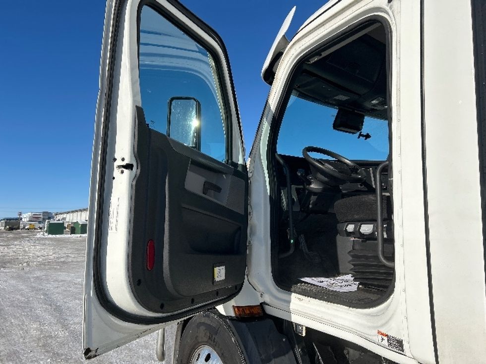 Day Cab Tractor-Heavy Duty Tractors-Freightliner-2021-T11664ST-Sturtevant-WI-496,804\n\t\tmiles-$ 45,000 - Image 9