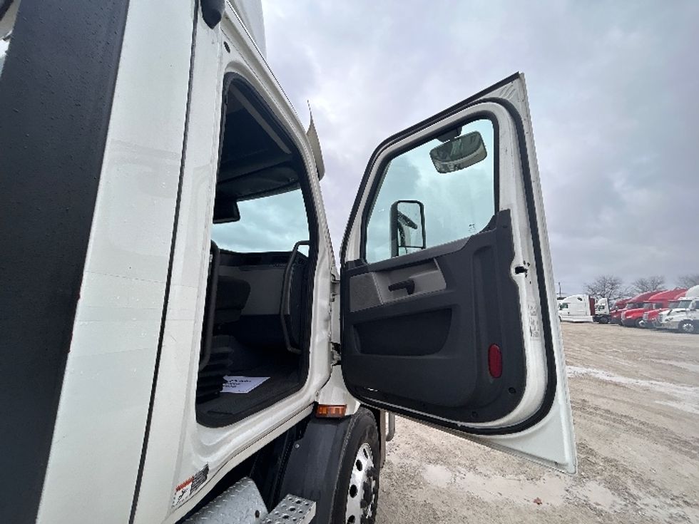 Day Cab Tractor-Heavy Duty Tractors-Freightliner-2021-T11664ST-Sturtevant-WI-506,080\n\t\tmiles-$ 44,250 - Image 12