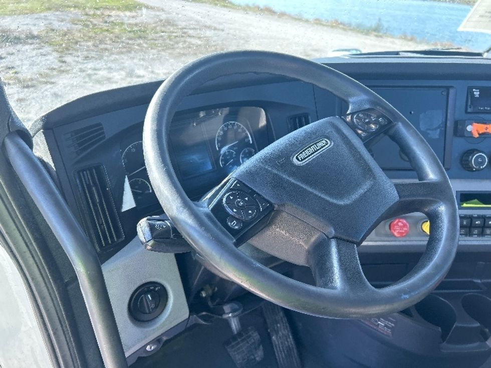 Day Cab Tractor-Heavy Duty Tractors-Freightliner-2021-T11664ST-Sturtevant-WI-564,407\n\t\tmiles-$ 38,500 - Image 10