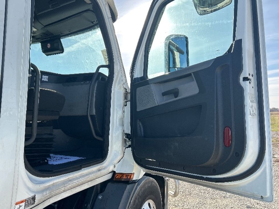 Day Cab Tractor-Heavy Duty Tractors-Freightliner-2021-T11664ST-Sturtevant-WI-564,407\n\t\tmiles-$ 38,500 - Image 12