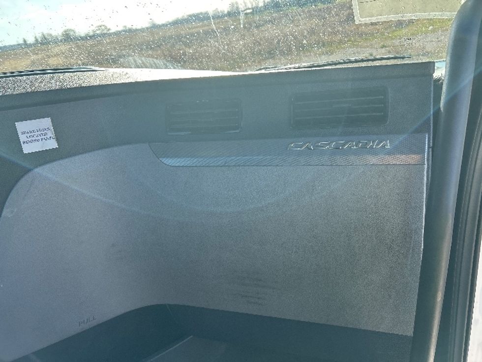 Day Cab Tractor-Heavy Duty Tractors-Freightliner-2021-T11664ST-Sturtevant-WI-564,407\n\t\tmiles-$ 38,500 - Image 13