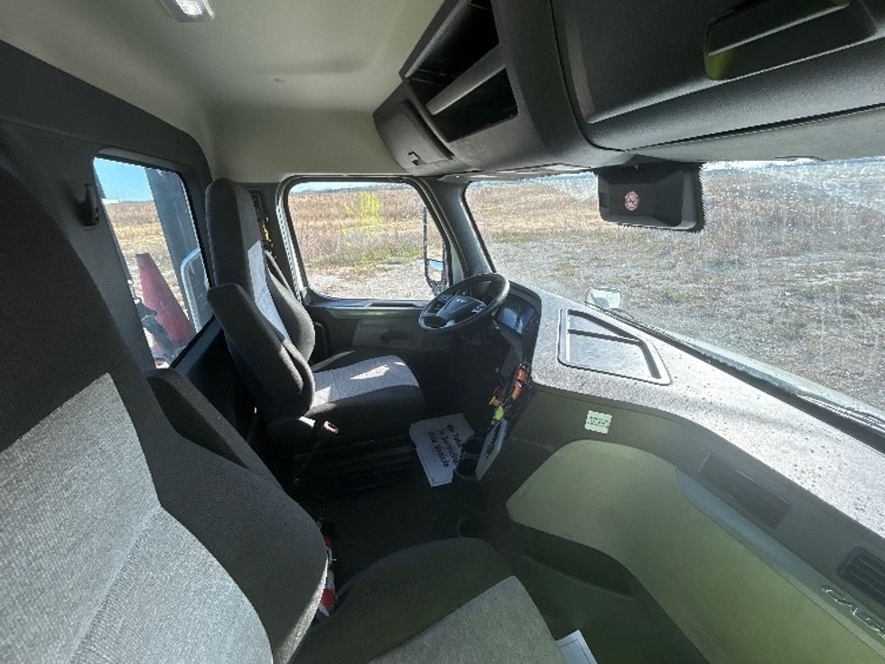 Day Cab Tractor-Heavy Duty Tractors-Freightliner-2021-T11664ST-Sturtevant-WI-564,407\n\t\tmiles-$ 38,500 - Image 14