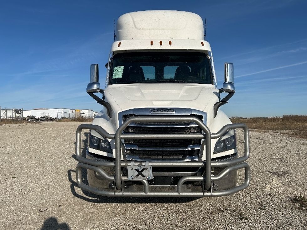 Day Cab Tractor-Heavy Duty Tractors-Freightliner-2021-T11664ST-Sturtevant-WI-564,407\n\t\tmiles-$ 38,500 - Image 2