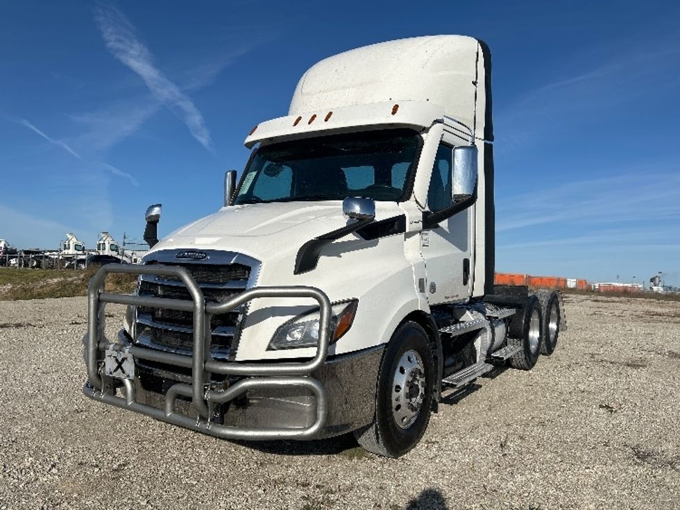 Day Cab Tractor-Heavy Duty Tractors-Freightliner-2021-T11664ST-Sturtevant-WI-564,407\n\t\tmiles-$ 38,500 - Image 3