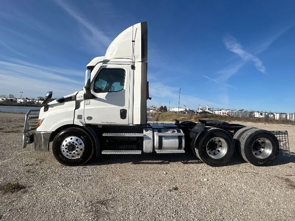 Day Cab Tractor-Heavy Duty Tractors-Freightliner-2021-T11664ST-Sturtevant-WI-564,407\n\t\tmiles-$ 38,500 - Image 4