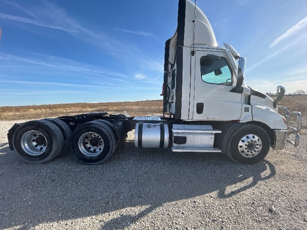 Day Cab Tractor-Heavy Duty Tractors-Freightliner-2021-T11664ST-Sturtevant-WI-564,407\n\t\tmiles-$ 38,500 - Image 8