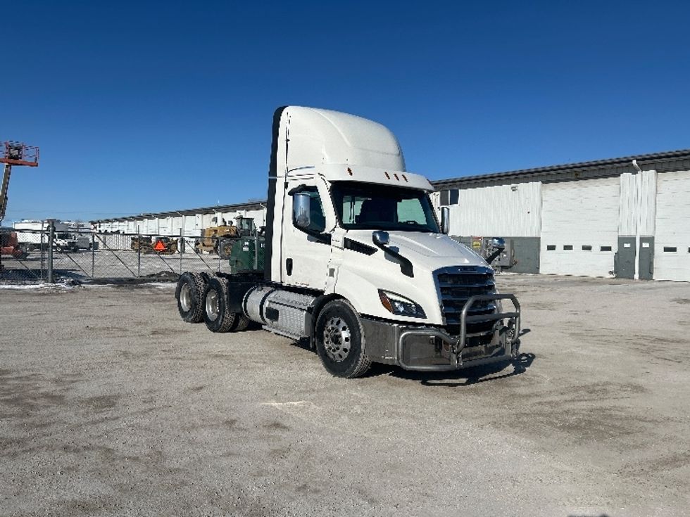 Day Cab Tractor-Heavy Duty Tractors-Freightliner-2021-T11664ST-Sturtevant-WI-576,695\n\t\tmiles-$ 36,250 - Image 1