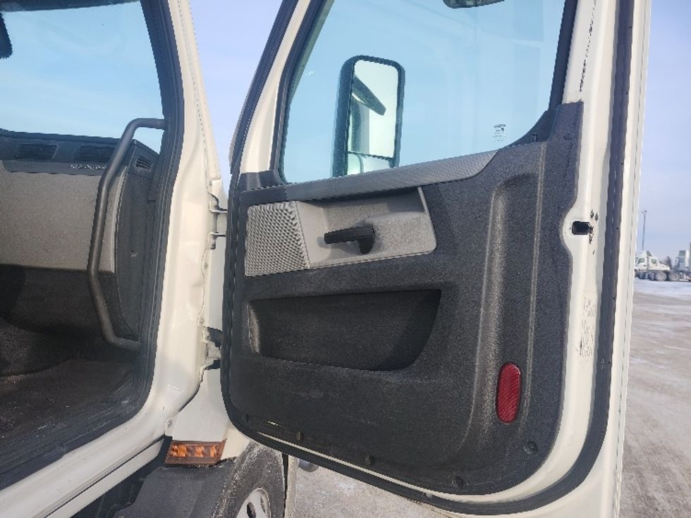 Day Cab Tractor-Heavy Duty Tractors-Freightliner-2021-T11664ST-Sturtevant-WI-576,695\n\t\tmiles-$ 36,250 - Image 12