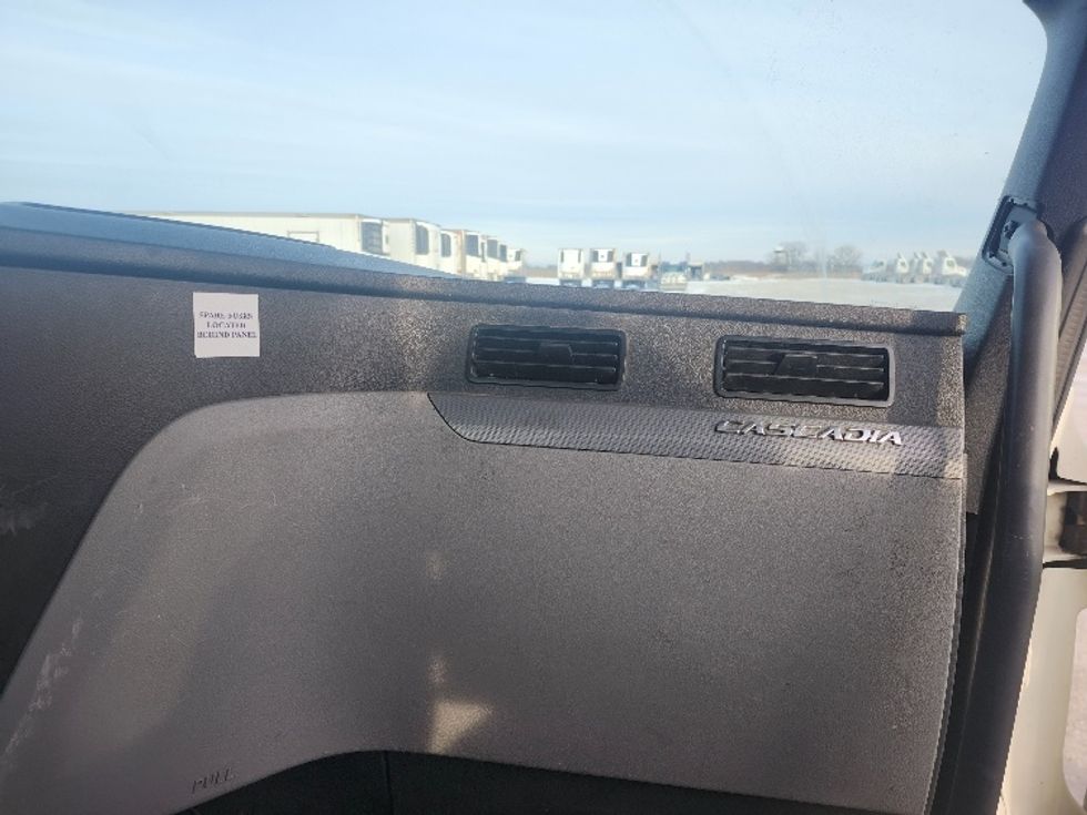 Day Cab Tractor-Heavy Duty Tractors-Freightliner-2021-T11664ST-Sturtevant-WI-576,695\n\t\tmiles-$ 36,250 - Image 13