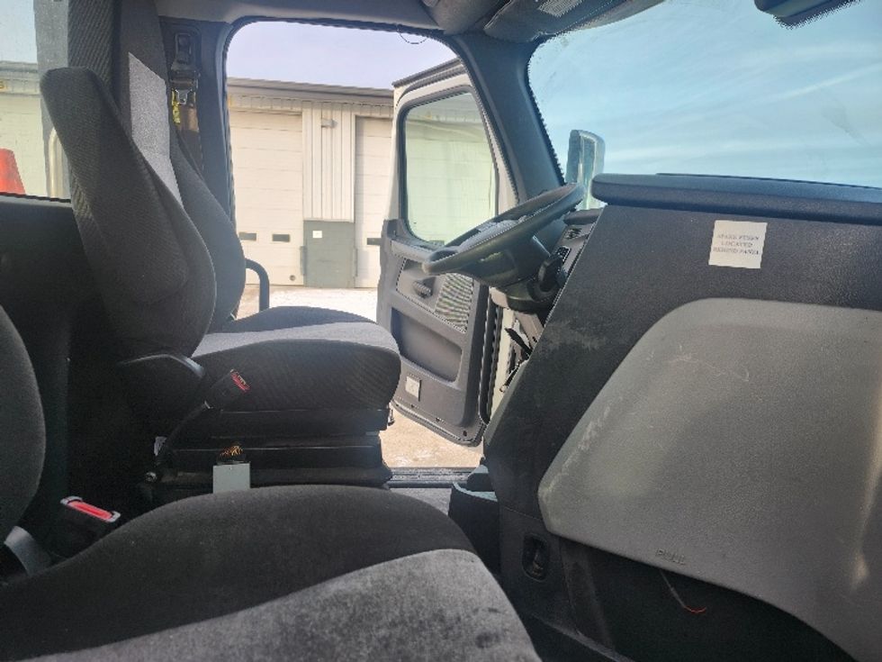 Day Cab Tractor-Heavy Duty Tractors-Freightliner-2021-T11664ST-Sturtevant-WI-576,695\n\t\tmiles-$ 36,250 - Image 14