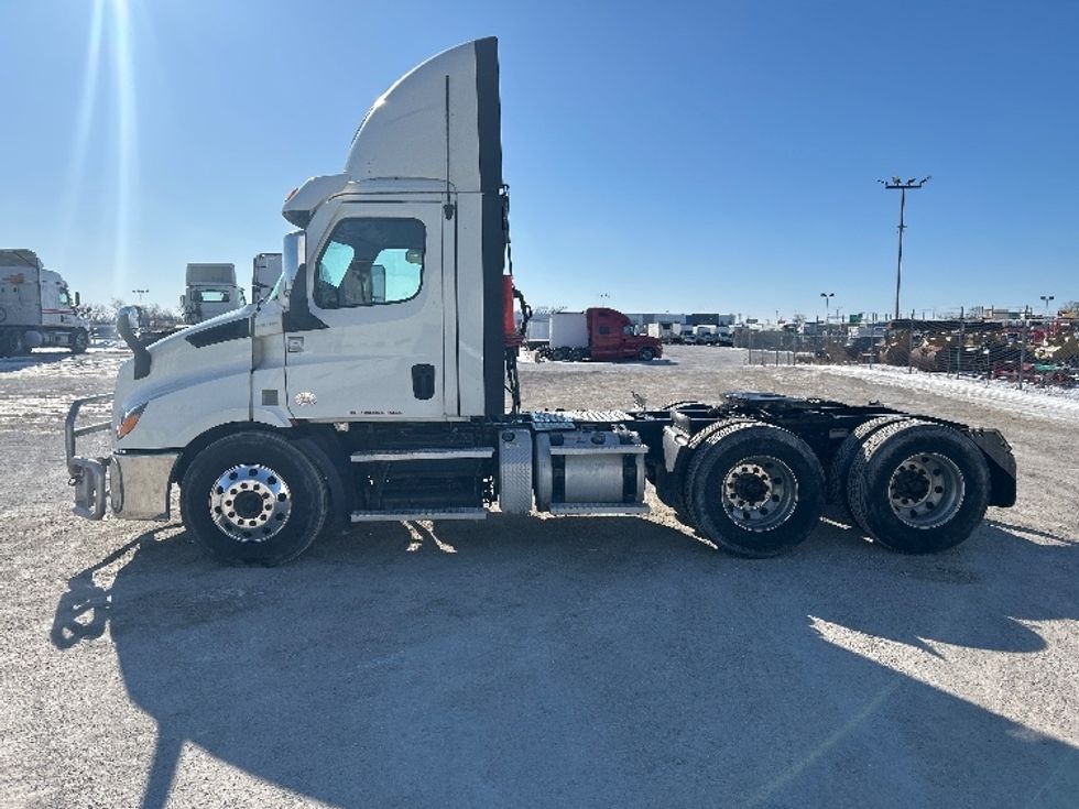 Day Cab Tractor-Heavy Duty Tractors-Freightliner-2021-T11664ST-Sturtevant-WI-576,695\n\t\tmiles-$ 36,250 - Image 4