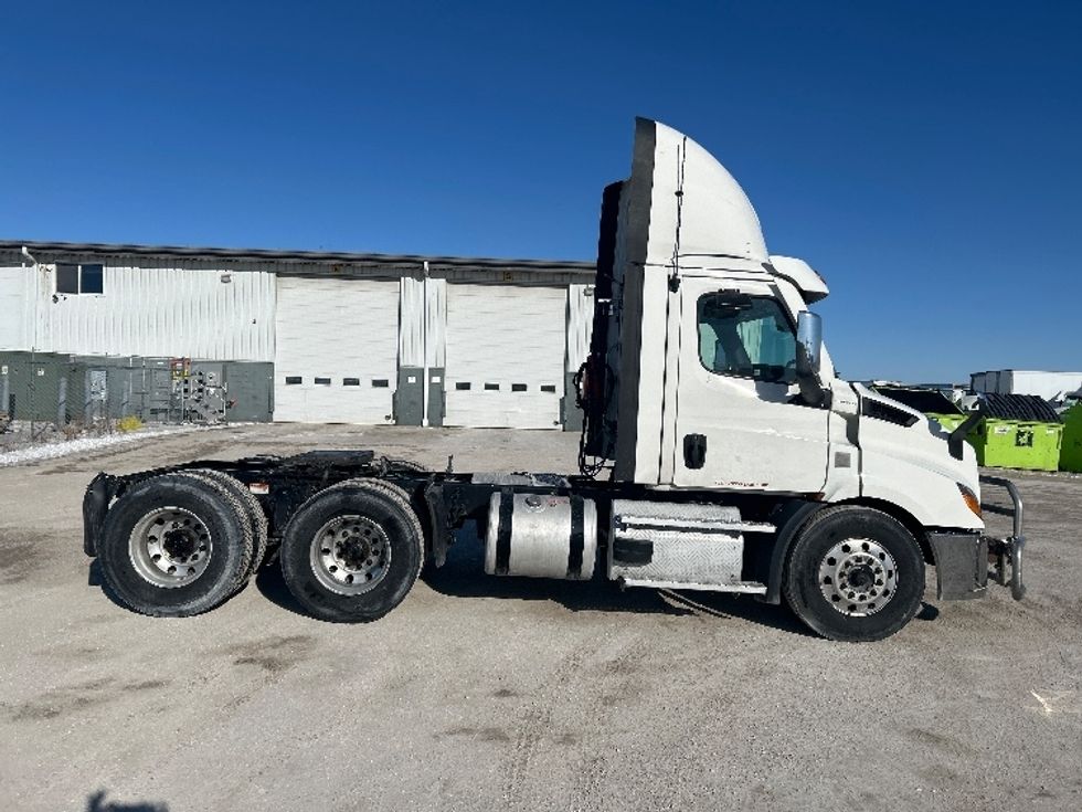 Day Cab Tractor-Heavy Duty Tractors-Freightliner-2021-T11664ST-Sturtevant-WI-576,695\n\t\tmiles-$ 36,250 - Image 8