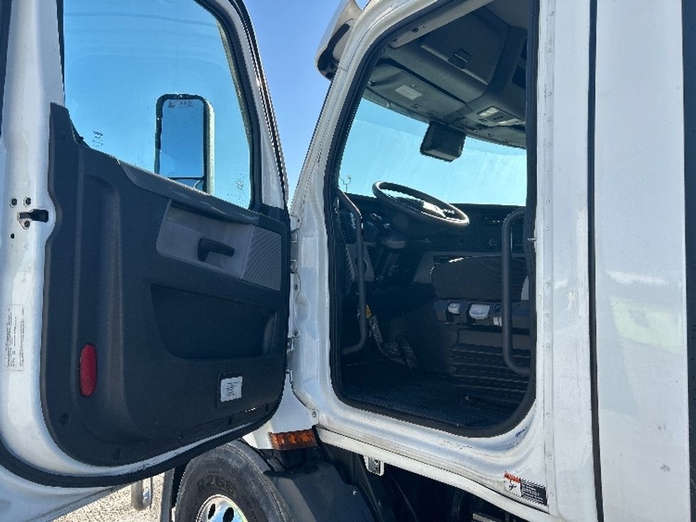 Day Cab Tractor-Heavy Duty Tractors-Freightliner-2021-T11664ST-Sturtevant-WI-576,695\n\t\tmiles-$ 36,250 - Image 9