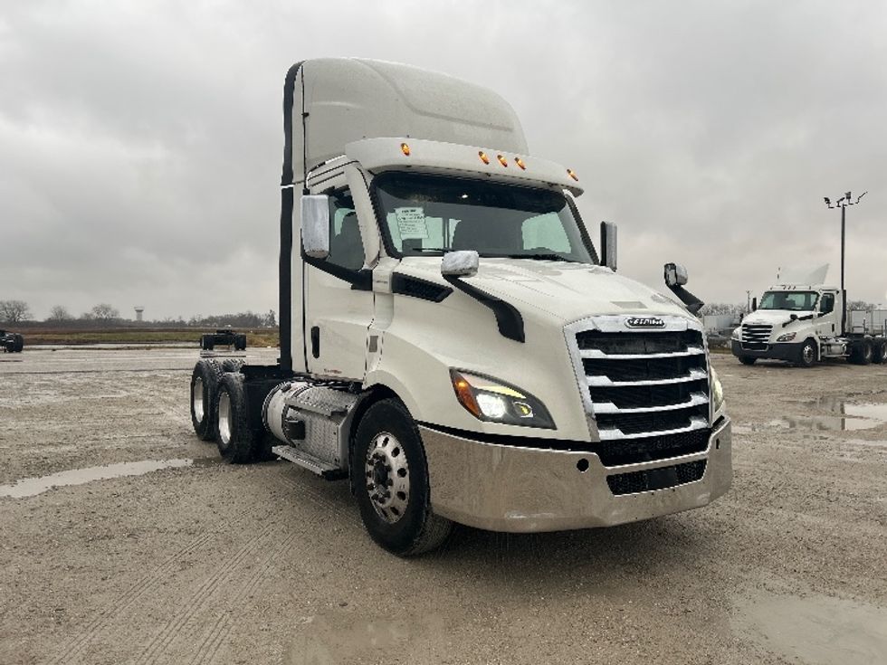 Day Cab Tractor-Heavy Duty Tractors-Freightliner-2021-T11664ST-Sturtevant-WI-611,504\n\t\tmiles-$ 29,000 - Image 1