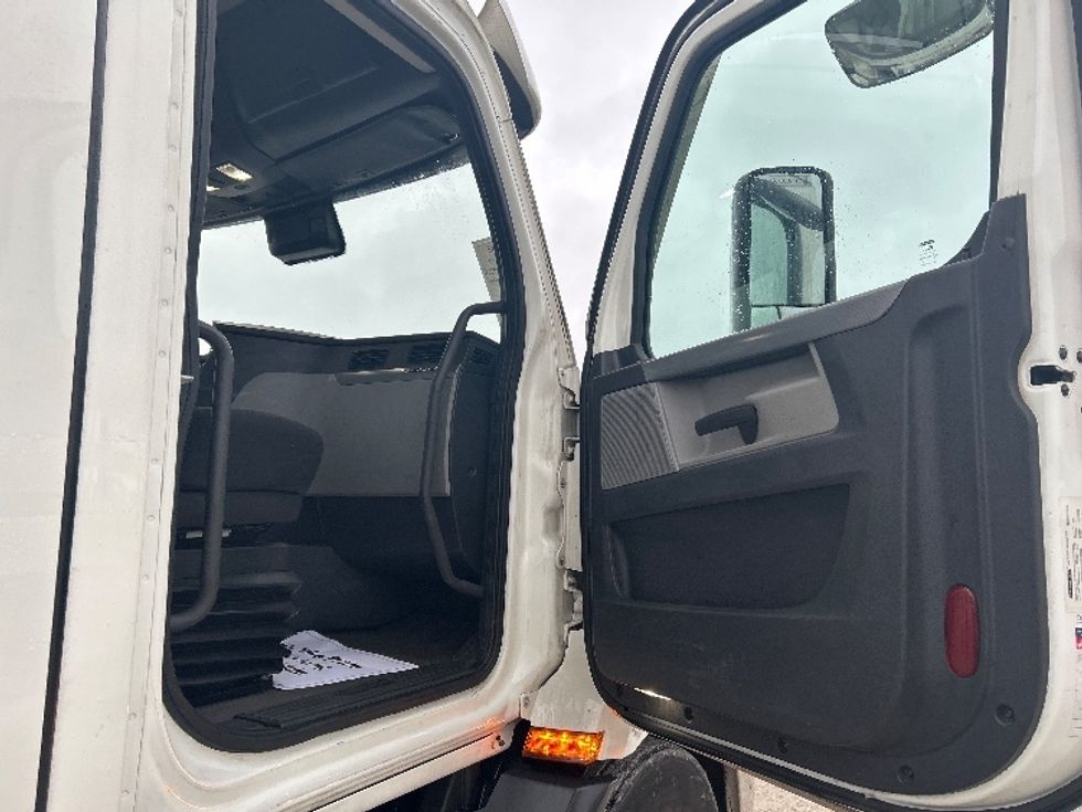 Day Cab Tractor-Heavy Duty Tractors-Freightliner-2021-T11664ST-Sturtevant-WI-611,504\n\t\tmiles-$ 29,000 - Image 12